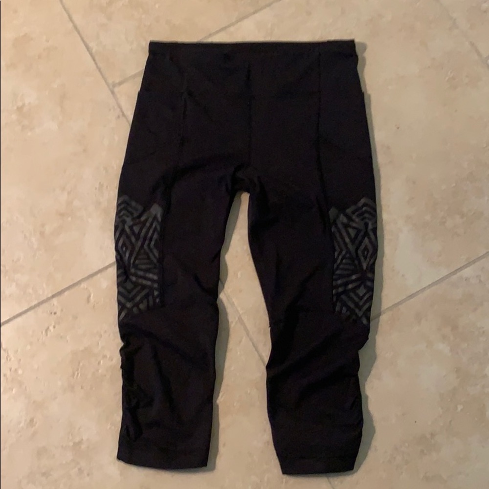 Lulu sz4. Like new. Capri length. Black.